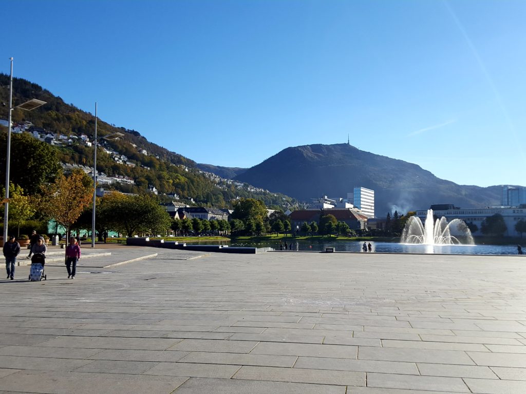 store lungegårdsvannet,lake, waterfront, mountain view, roundtrip, pedestrian road, mt ulriken, seafront, lake view, tur i bergen, bergen, vestlandet, spasertur, joggetur, løping, running, guide, festplassen