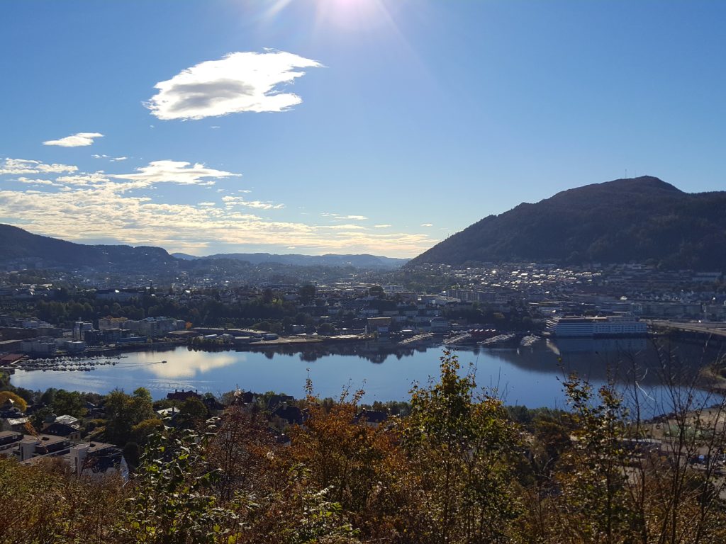 store lungegårdsvannet,lake, waterfront, mountain view, roundtrip, pedestrian road, mt ulriken, seafront, lake view, tur i bergen, bergen, vestlandet, spasertur, joggetur, løping, running, guide