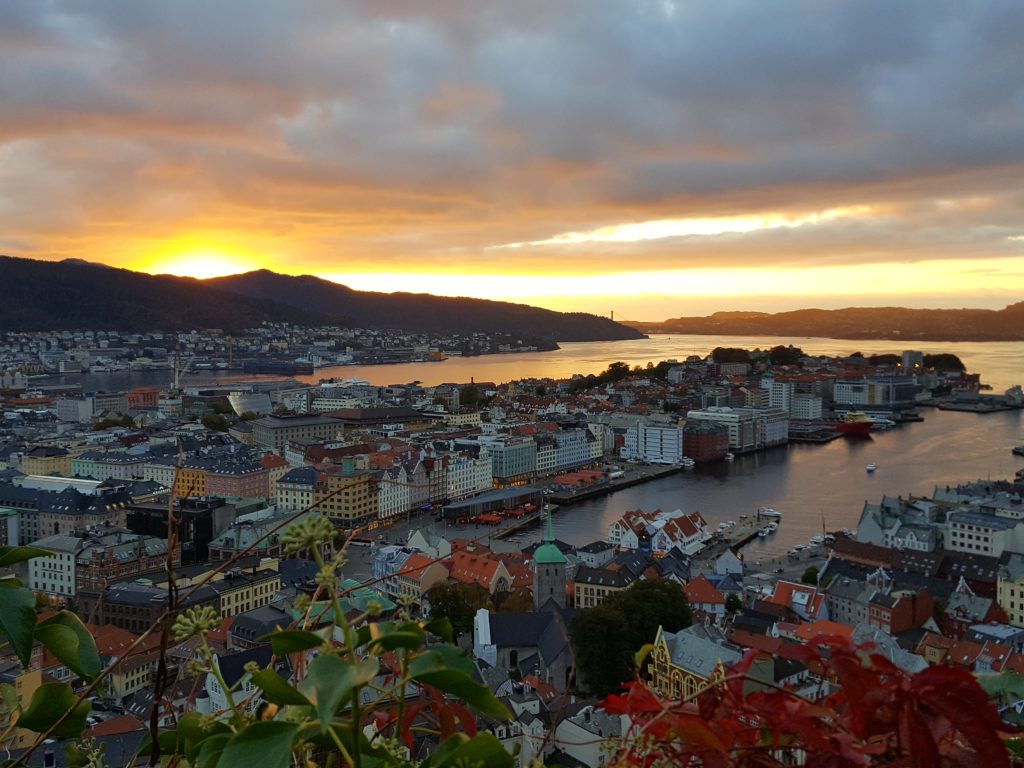 store lungegårdsvannet,lake, waterfront, mountain view, roundtrip, pedestrian road, mt ulriken, seafront, lake view, tur i bergen, bergen, vestlandet, spasertur, joggetur, løping, running, guide, fjellveien