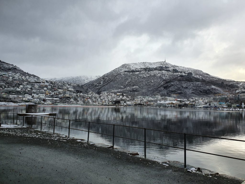 store lungegårdsvannet,lake, waterfront, mountain view, roundtrip, pedestrian road, mt ulriken, seafront, lake view, tur i bergen, bergen, vestlandet, spasertur, joggetur, løping, running, guide