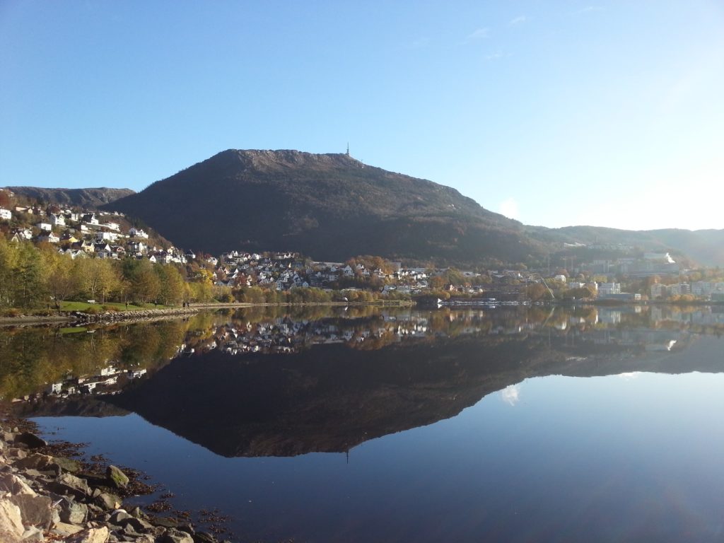 store lungegårdsvannet,lake, waterfront, mountain view, roundtrip, pedestrian road, mt ulriken, seafront, lake view, tur i bergen, bergen, vestlandet, spasertur, joggetur, løping, running, guide