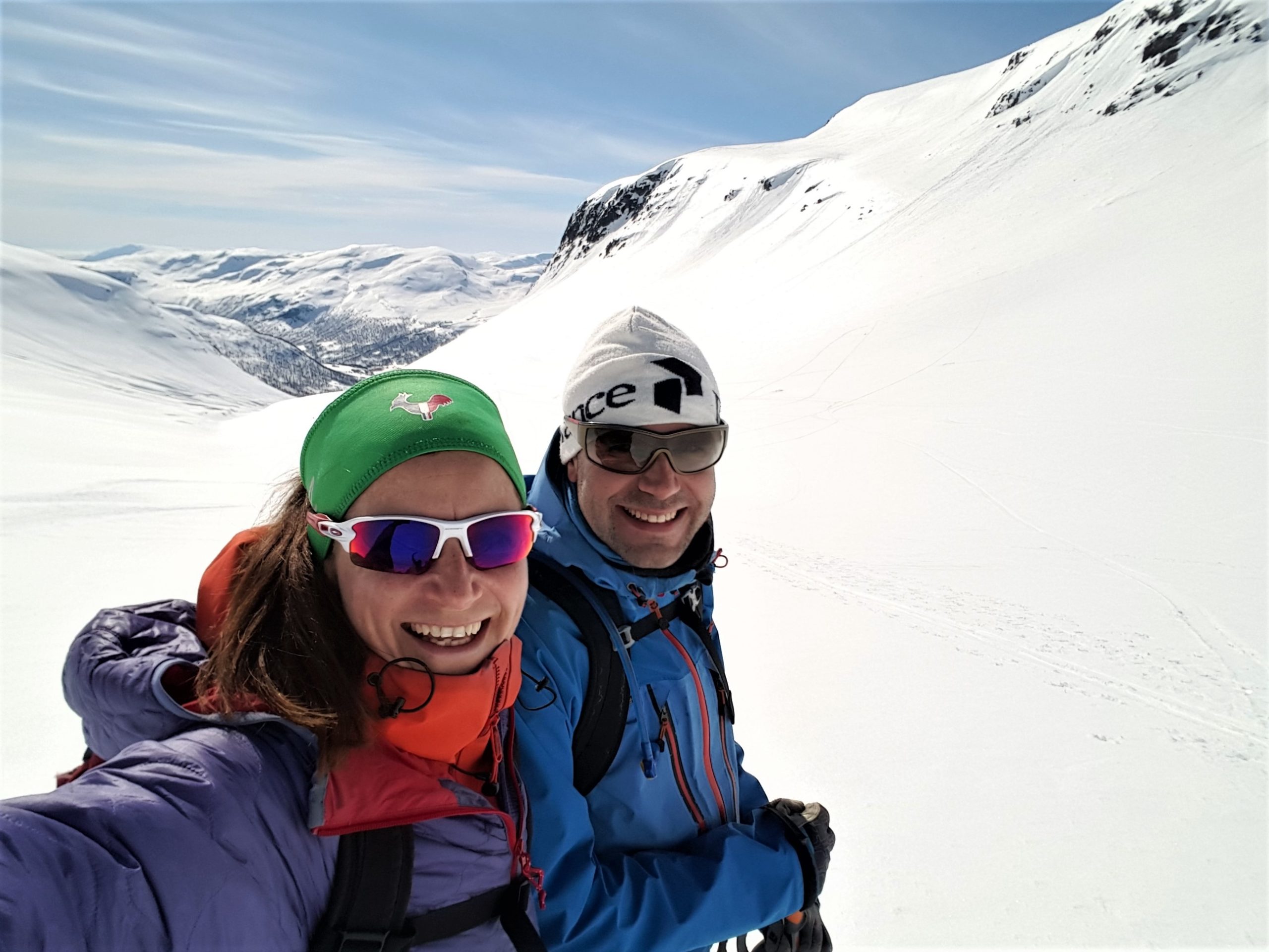 Read more about the article Topptur på ski til Skarsnosi – utsikt til Nærøyfjorden og herlig nedkjøring