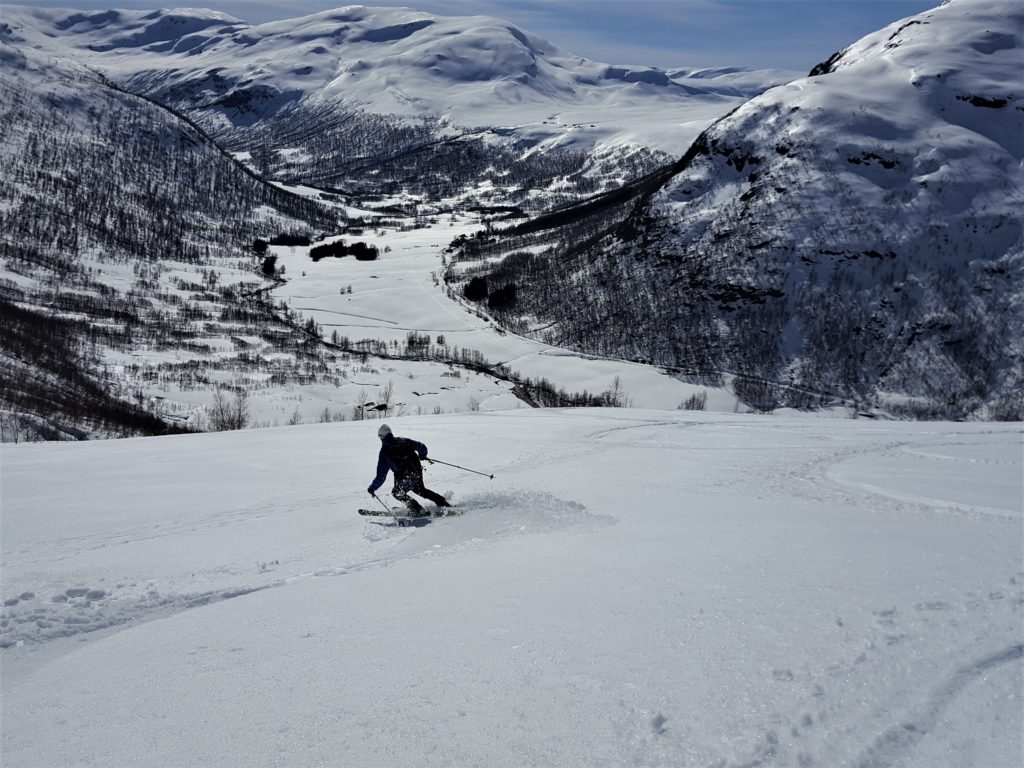 Nærøyfjorden,skarsnosi,jordalen,voss,topptur,skitur,vårskitur,UNESCO,verdensarven,gudvangen,stalheim,aurland,fjordhiking,fjord,fjell,fjelltopp,randonnee,ski,tur,bergen,visitbergen,biltur,norgesferie,bakkanosi,vardafjellet,undredal,E16,røyrdotten