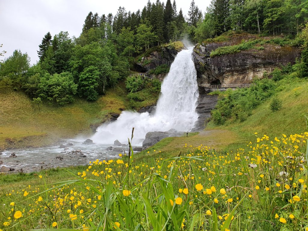 https://bergen365.no/opplevelsestur-til-voringsfossen-vill-natur-og-hoye-fjell/