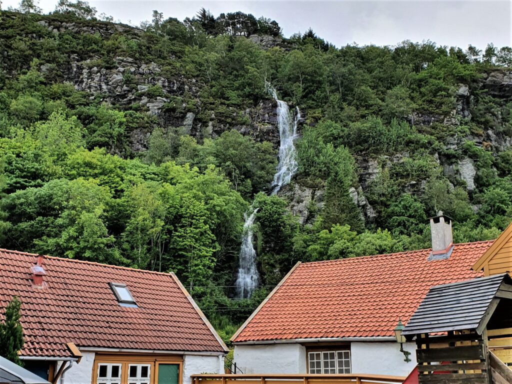 skomakerdiket,fløyen,starefossen,foss,waterfall,bergen,city,hiking,tur,fjelltur,byfjellene,kalfaret,fjellveien,ole irgens,linje 11,kammen,søre kamvei,nordnes,festplassen,sightseeing,bergenstur,vestlandet,fløien,fløistuen,