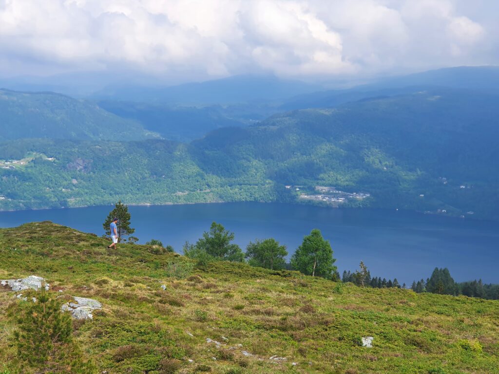 Arnanipa,Ådnanipa,Bergen,Fjord,hike,Fjelltur,Arna,Åsheimsvarden,fjordutsikt,nærtur,fjordutsikt,topptur,fjordview,Bergen365,Birgitte Munch, Alexander Iversen, hjortestien